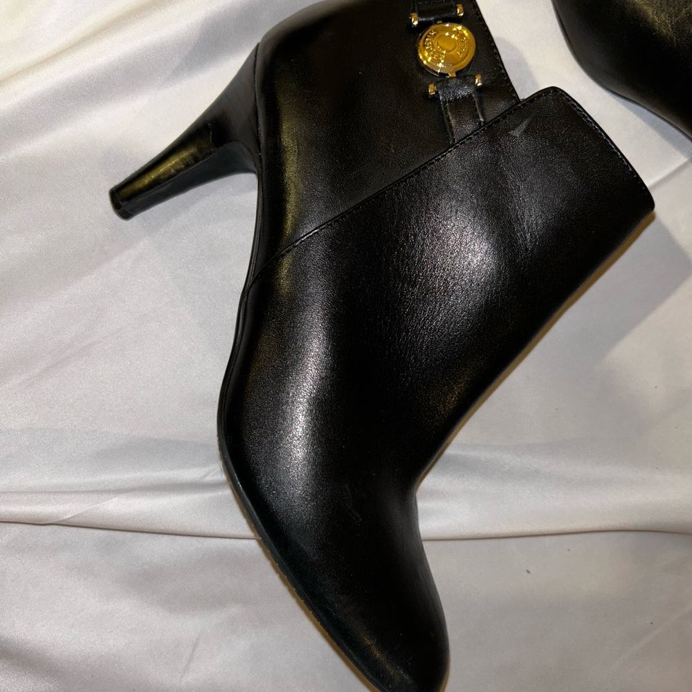 Tommy Hilfiger Black Leather Ankle Booties NEW Women’s Size 8.5 | Designer Shoes - Picture 3 of 5